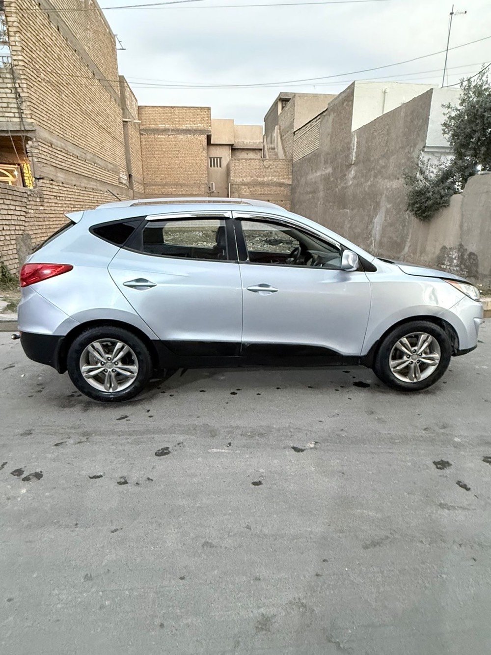 السلام عليكم 
توسان 2011 وراد امريكي للبيع السعر 112وبيه مجال 
رقم انكليزي بسمي وهزه جديده تبريدشغال مكاني الثعالبه
بدون نقص صدر وتايرات ومكينه كير بحاله جيده ظرره امريكا بنيد مبدلوجاملغ ابلادي وبدايه الشاصي بارد ايرباكات سليمه 
بلعراق امبدل بيه باب الصدر وكلير باب وجاملغ  صبغ بدون دواخل محرك 2400 دوش الخلفي كشنات جلد وشاشه وداش كام مراوس ابحدث ***********