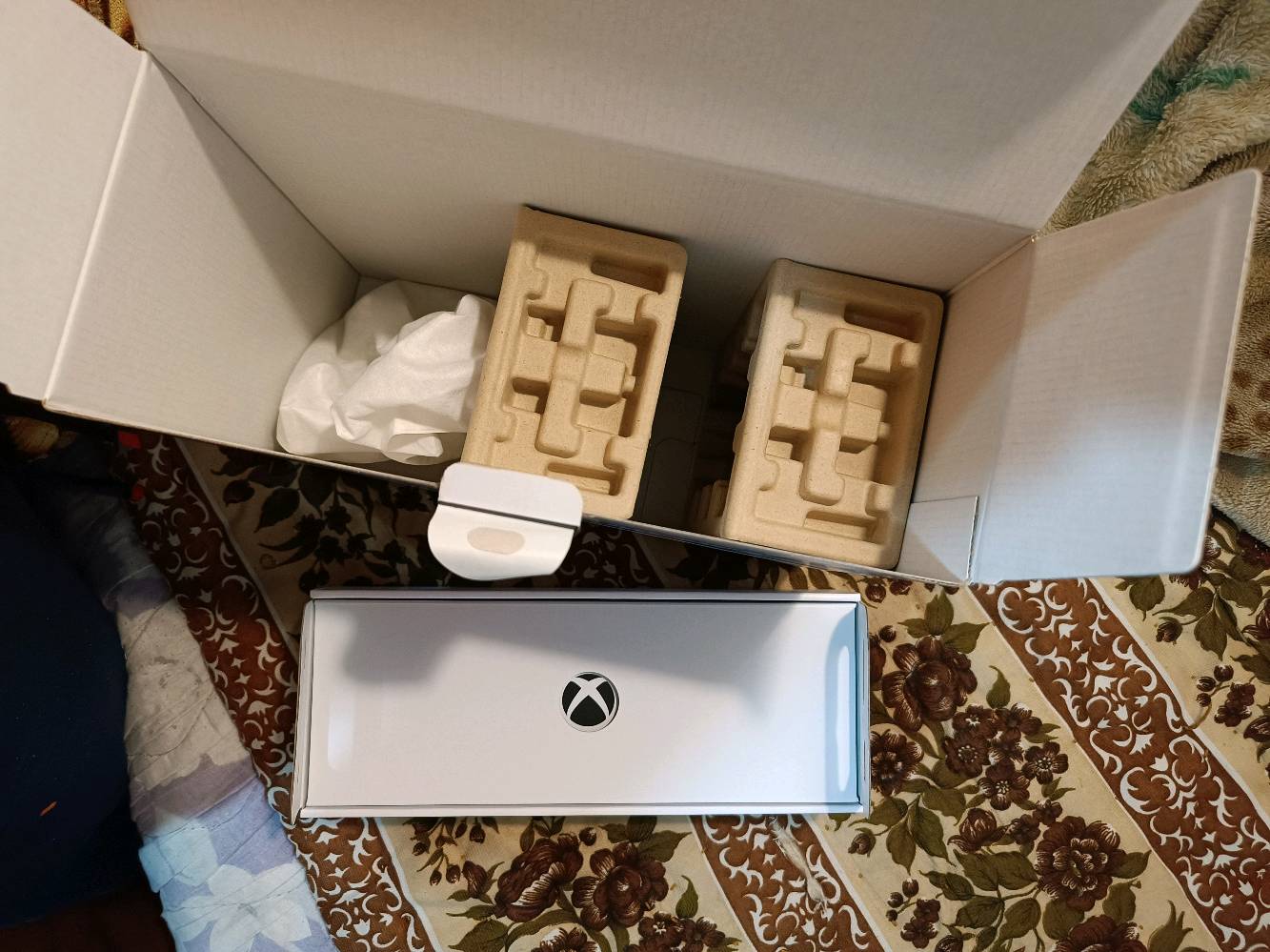 جهاز اكس بوكس سيريس اس انتاج حديث اخوان مو الانتاج القديم الجديد مالته هسه ب ٤٧٥ الف ايبيعوا 
جهاز نظافته جديد صاله عندي تقريبا ٥ اشهر استعملته قليل كلش وضميته ويا غراضه البلاديه + بطاريات ثنين للجوستك وشاحنتهن
السعر ٣٦٠ الف
العنوان بغداد الزعفرانيه