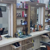 سلام وعليكم ميز محل حلاقة ومرايات كاملة للبيع للاستفسار 07708252112