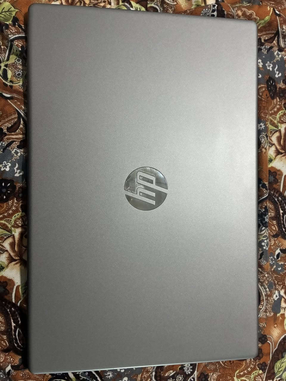 السلام عليكم شباب،
عندي لابتوب HP راقي وبحالة الوكالة (شبه جديد ونظيف جداً) للبيع بداعي الترقية. الجهاز استخدامه خفيف وممتاز جداً للدراسة، التصفح، الأعمال المكتبية، والبرامج، وسريع جداً بالشغل ومابيه أي نقص أو عيب.
المواصفات الكاملة للجهاز:
 الشركة المصنعة: HP
 المعالج (CPU): Intel® Core™ 3 (معالج حديث كفاءة عالية وأداء مستقر)
 الذاكرة العشوائية (RAM): 8GB DDR4 (ممتاز للتنقل بين البرامج بسلاسة)
 الهارد (Storage): 512GB SSD من نوع NVMe السريع جداً (تشغيل الحاسبة بلمحة عين ومساحة كبيرة للحفظ)
 الشاشة: وضوح عالي ومريحة جداً للعين عند القراءة والمشاهدة.
 البطارية: بحالة ممتازة وتطول وتدوم حسب الاستخدام.
 النظام: محمل عليه ويندوز أصلي ومحدث مع البرامج الأساسية وجاهز للاستخدام مباشرة.
الملحقات:
 الشاحن الأصلي للابتوب.
السعر: 300.000 دينار عراقي وبي مجال للاستفسار خاص


**إذا كنت صاحب هذا الإعلان وتريد حذفه لأي سبب، رجاءا أرسل رسالة إلى الدعم الفني**