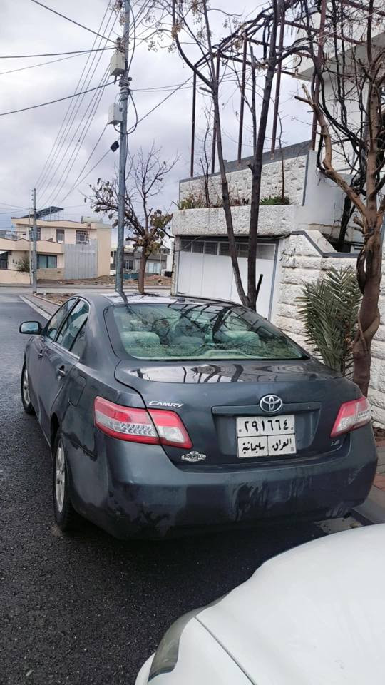 کامری2011
مواسەفات ئەمریکی
مەکینەی نەکراوەتەوە 
سەنەوی تەواو بوە
بە ناوی خۆمانەوەیە
گێڕو مەکینەی بەشەرت
دوای قرچێکی هەیە
پێشی کەپسە
چوار پارچەو نیو بۆیاخە
کەمێ کاڵبونەوەی هەیە

سیعر// 94گەڵاو کەمێک مەجال

شوێن//هەڵەبجەی شەهید

***********

*********** حلبجة, السليمانية
