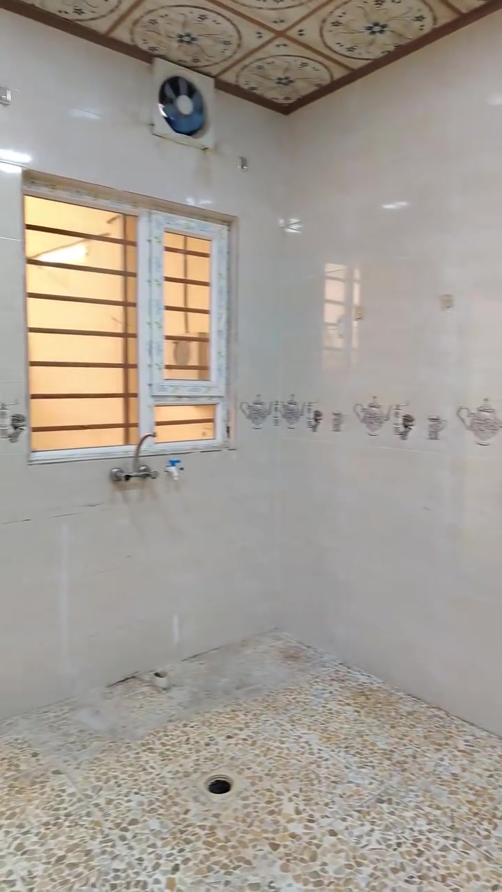 بيت اللايجار في حي السماح الاساتذه خلف المستوصف المساحة 100 مربع يحتوي ع غرفه نوم و استقبل و هول و مطبخ و صحیات و بیتونه و سطح و كراج سياره يحتوي ع كافة الخدمات من ماي
وكهرباء و شوراع
سعر اللايجار 300 ألف قفل
***********
***********
