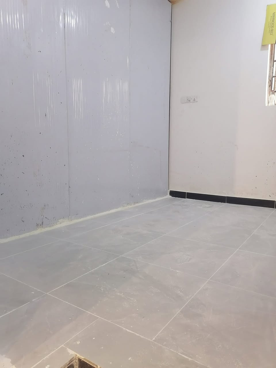 السلام عليكم بيت للايجار ٦٥ متر صاله ومطبخ وصحيات وترك الطابق الثاني غرفتين نوم وبيتونه وسطح ارضيات بورسلين صحيات كهربائيات كامله جديده العنوان سويب قرب الفلكه مال سويب فرع جامع الخلفاء *********** 
السعر ٣٥٠ الف
