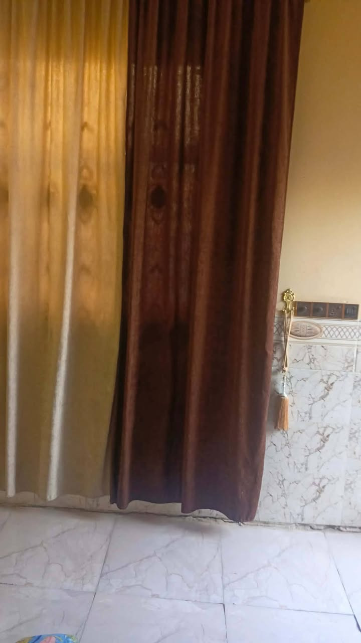 سلام عليكم بيت للبيع نص قطعه 100متر بحي المعراج
***********
