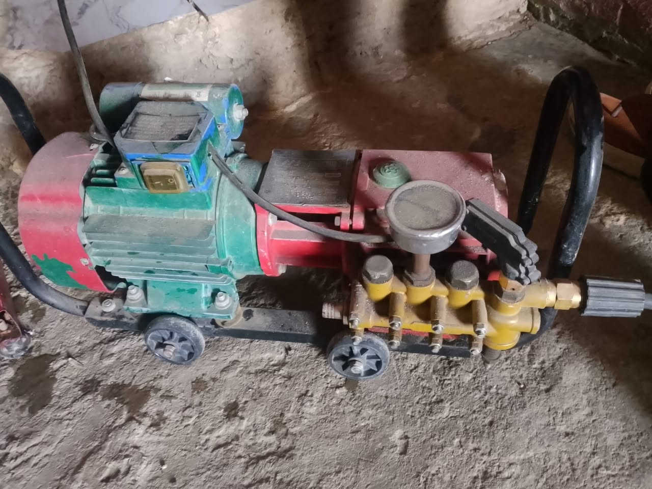 السلام عليكم عندي خنزيره للبيع فارت غسل عنوان بغداد مدينه الصدر شراي يتصل على هذام***********
