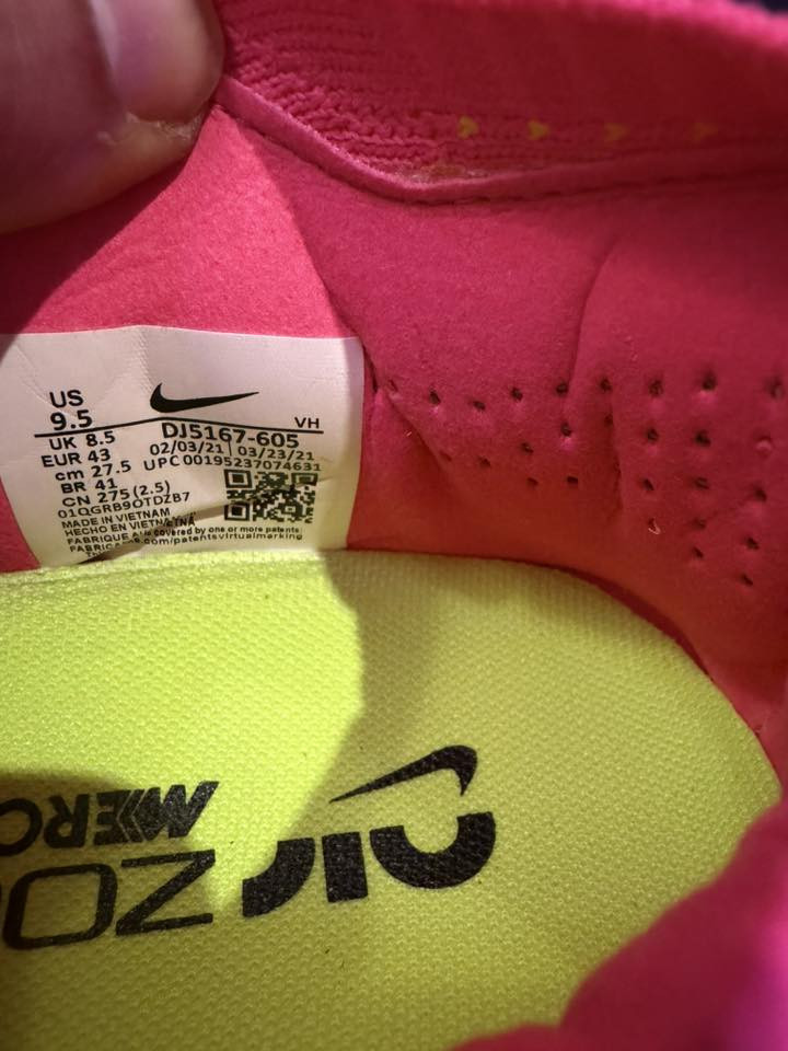 قياس 43
أحذيه أصليه أمزون DHL غير مستخدم 
٣٠ س ع ر
*********** المكان بغداد
