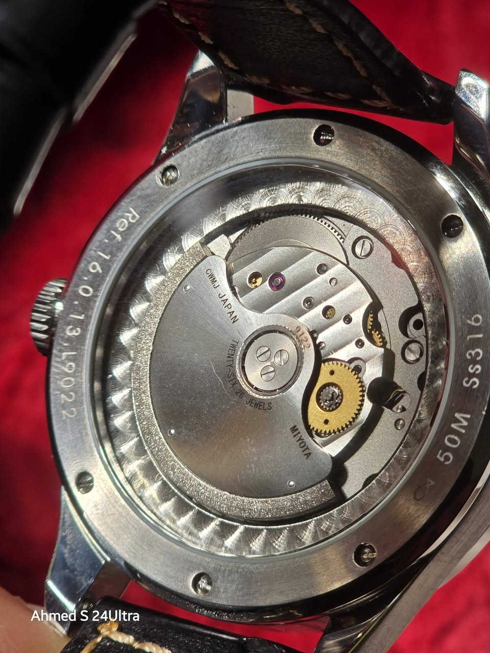 السلام عليكم السلام عليكم تبدو هذه الساعة كإصدار أنيق من ماركة لوبيني (Lobinni)، وتحديداً من مجموعة إنترلاكن (Interlaken). تتميز بميناء أخضر جذاب وتصميم يجمع بين الكلاسيكية واللمسات العصرية.
المواصفات الرئيسية للساعة:
الموديل: Lobinni No.16051B (أو L16051).
نوع الحركة: أوتوماتيكية (Mechanical Automatic)، وغالباً ما تعتمد على حركة Miyota 9122 اليابانية المعروفة بدقتها.
المواد: هيكل من الفولاذ المقاوم للصدأ (Stainless Steel) مع زجاج من الياقوت الكريستالي (Sapphire Crystal) المقاوم للخدش.
الميزات:
تقويم متعدد الوظائف (عرض اليوم، التاريخ، والشهر).
نافذة تاريخ بتصميم "مروحة" مميز عند الساعة 12.
مقاومة للماء حتى عمق 50 متراً (5ATM).
عقارب وأرقام مضيئة (Luminous) لسهولة القراءة في الظلام.
الحزام: جلد طبيعي عالي الجودة. 
تعتبر هذه الساعة خياراً ممتازاً لمن يبحث عن ساعة "فستان" (Dress Watch) رسمية بلمسة رياضية وعملية في آن واحد


**إذا كنت صاحب هذا الإعلان وتريد حذفه لأي سبب، رجاءا أرسل رسالة إلى الدعم الفني**