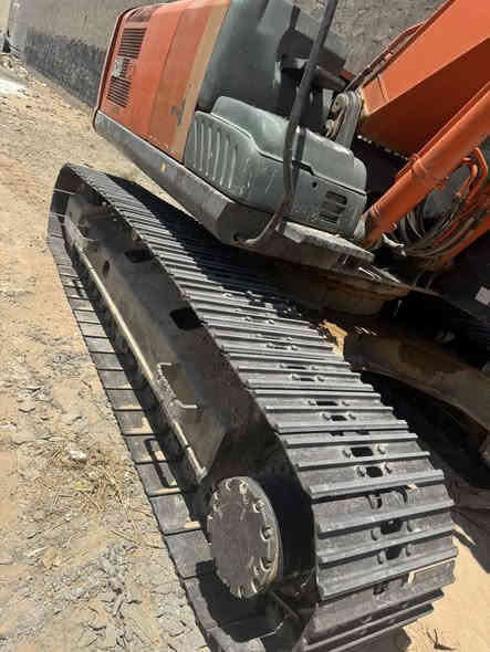 السلام عليكم حفاره هيتاشي 200 Z3 رقم قادسيه بااسمي مع جك 1500 نقار الحفاره شغاله وكامله صينه وزناجيل ومكينه ومضخه كلهن زينات السعر 340 للاستفسار ***********
