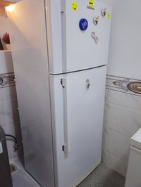 ثلاجه للبيع حجم كبير السعر180 رقم الموبايل07824788081