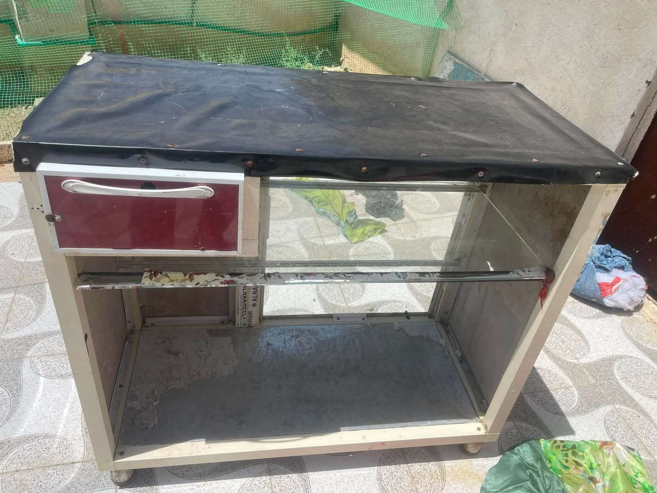 ميز لبيع كل ضرر مابيه مالت اسواق يرهم الكلشي مسويه ١٥٠ طايحه ال١٠٠ تعال اخذه ب٥٠   ***********
