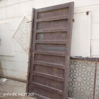 باب خارجي ..خدمي للبيع حديد ثقيل شخاطه .فقط يرادله صبغ . سعره 50 وبي م...