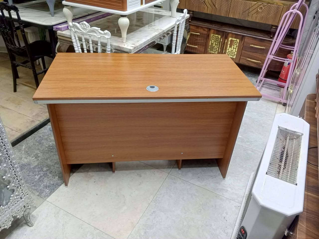 ميز مكتبي للحجز والاستفسار ***********
