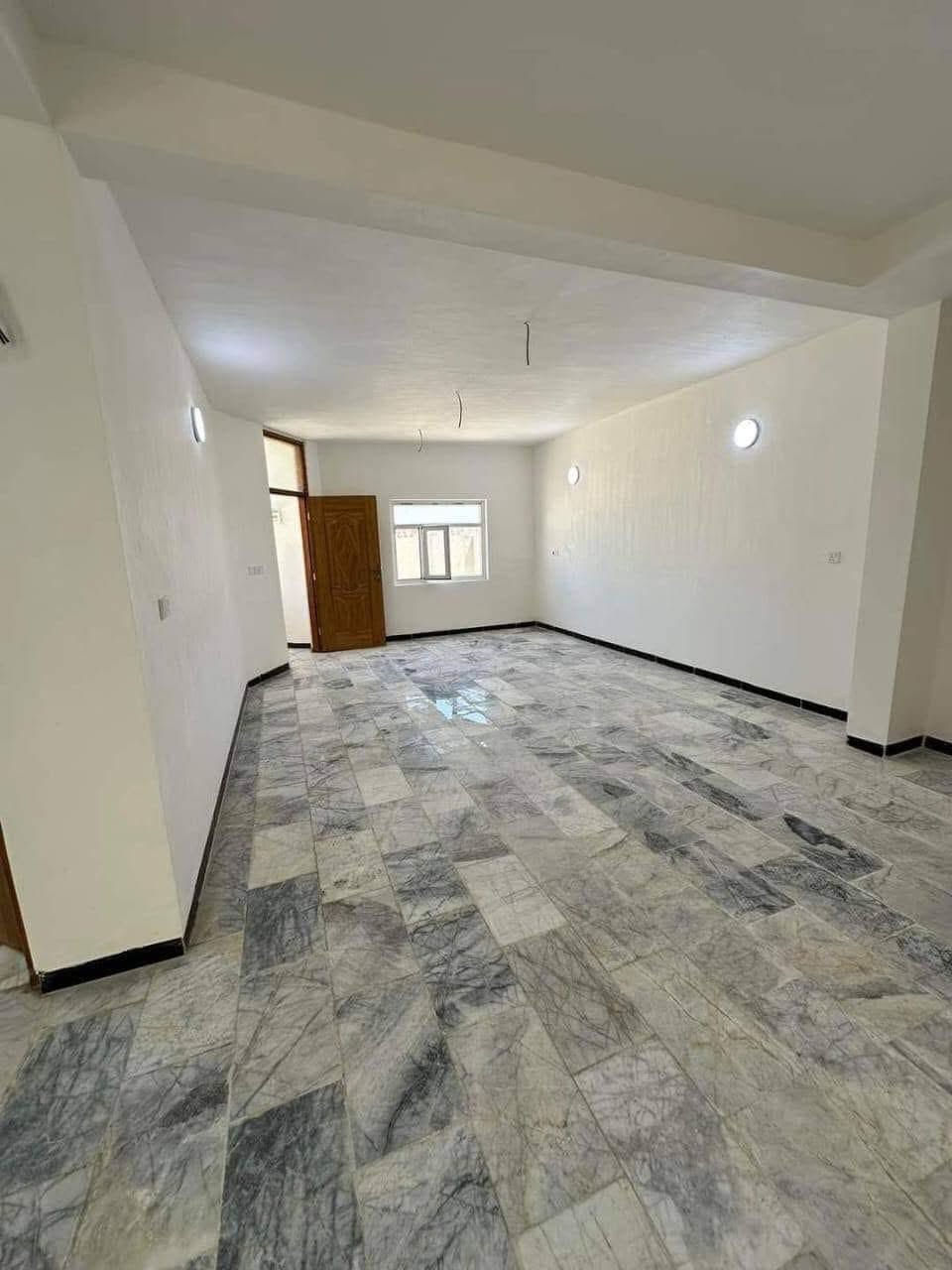 فرصه للاستثمار او السكن 
دار في مدينه السلام السكني
السعر الكلي 155مليون 
المقدمه 110مليون 
الباقي 45 مليون اقساط كل شهر 700 الف  بدون كفيل 
***********
