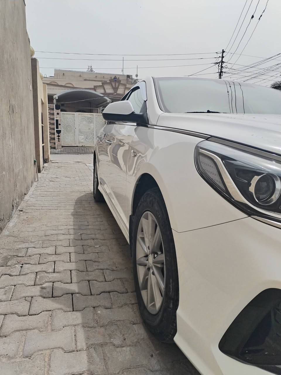 سوناتا وارد كوري موديل ٢٢ أصل/غاز
مرقم ( نجف ) دولي وبأسمي سنويته ل نهاية ٢٠٢٩ 
سيارة مكفولة ونظيفة كلش وعلى وضع الشركة 
.*. دواخل نظيفة كلش.*. كير ومحرك بلادي 
مواصفاته:- 
بصمة تشغيل / بصمة بيبان/ شاشه وكامرا بلاد/ كشن كهرباء/ كشن تبريد وتدفئة/ تبريد قطعتين/ حساس اطارات/ لد امامي وخلفي/ نظام قيادة " إيكو+ عادي / تبريد منفصل 

(( وعليه إدامة فول / دهن كير أصلي سعر اللتر الواحد ٢٥ الف/ ودهن محرك أصلي جديد يمشي ١٠ آلاف كيلو/ و بوليش ألماني ماركه عالمية))
سيارة ما متعوبة وحتى حدادية الشركة ما مفتوحة 
مكان السيارة/ النجف الاشرف 
السعر / ١٨٠ قفله 
*********** 
( فيديو السيارة موجود بالمنشور)
