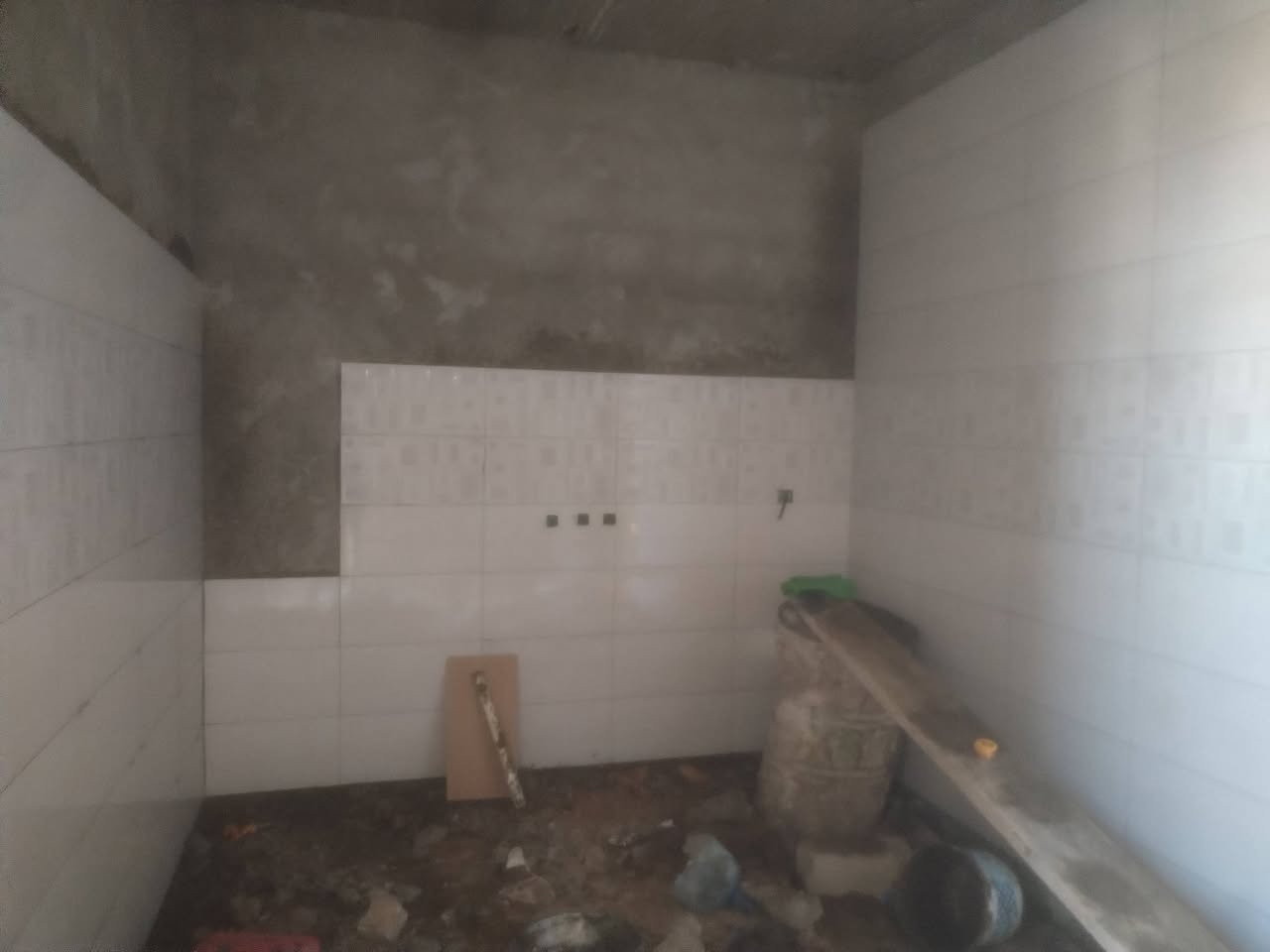 سلام عليكم خلفة سيراميك شغل درجه اولئ  60في30و120في60بورسلاين 60في60 عنوان نجف الاشرف  *********** ! الحجز ولاستفسار
