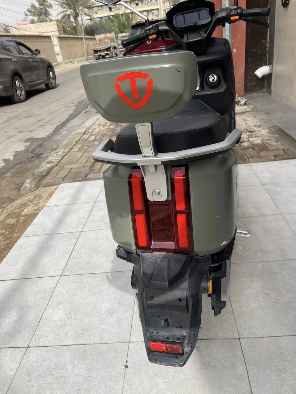 دراجة شحن وحش الكون ليثيوم
السلام عليكم ، دراجة ريان تالج شحن وحش الكون ليثيوم
الدراجة نظيفة صار 7 اشهر ماخذها وصل الشراء موجود ، 
الدراجة تخبل شلعة ورزانة وخفة والمواصفات راح اذكرها :
بطارية ليثيوم عمرها سنتين يعني لتشيل همها ابد
شحن مداه 45 كيلو متر
3 سرع مختلفة واقصى سرعة 55km
الدراجة شحنها سريع بسبب الليثيوم من 0-100 ب 5 ساعات
الدراجة كلشي شغال بيها اشاير ودبل اشارة وضوة محيطي وعالي ناصي كلة شغال
نظام البك الرجوع الى الخلف بيها
مثبت سرعة ايضاً بيها
منفذ شحن usb
شحن داخل الجكمجة يعني بالمطر لتخاف عليها
بطارية تنشال بكل سهولة
مساحة تخزين جكمجة جيدة

الدراجة بيها شغلتين كفرات من الصفح مشخطة
وتاير الخلفي مبدل لان دخل بالقديم بسمار وبدلته بتاير اصلي من الريان الام الاصلية تاير باكستاني

الدراجة كلش مرتبة ونظيفة وتخدم للشراي عنواني بغداد العطيفية وسعرها 900 وبيها مجال بسيط ، رقمي ***********
