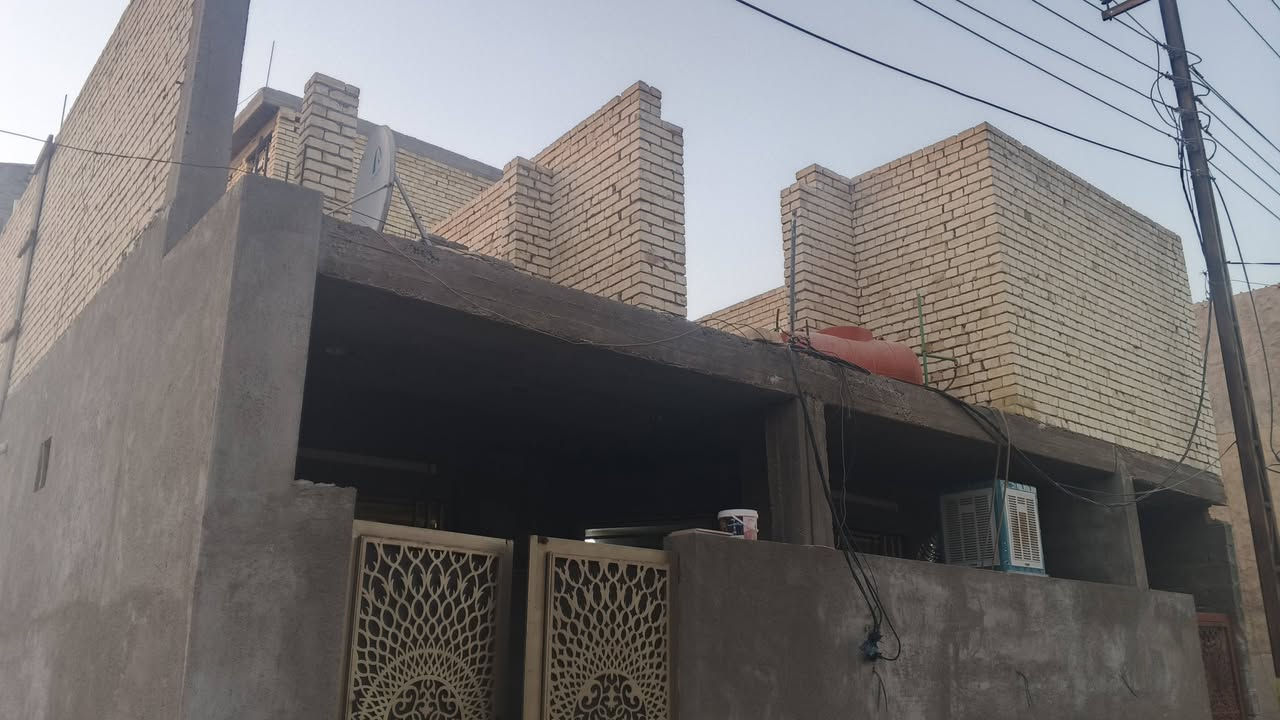 السلام عليكم البيت للبيع بمجمع السلطان الأول شارع المداراس مساحه ١٠٠ ركن ١٠في ١٠ يحتوي على غرفه وحمام وصاله ومطبخ وحولي ودرج خارجي للطابق الثاني للأستفسار الاتصال 
***********
السعر 145 وبي مجال البيت ركن على شارعين
