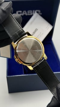 ساعة CASIO الأصلية تصميم أنيق بإطار ذهبي وسير جلد أسود يمنحك مظهر كلاس...