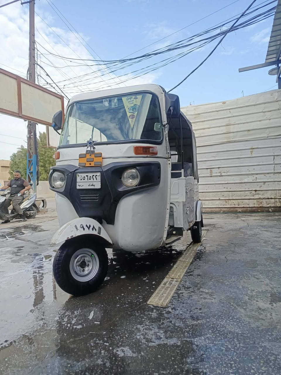 سلام عليكم تكتك 
٢٢ لبيع  لون ابيظ 
رقم بغداد تكتك بس دوس والغد 
عل يسره بارد مكان محموديه ***********
***********
