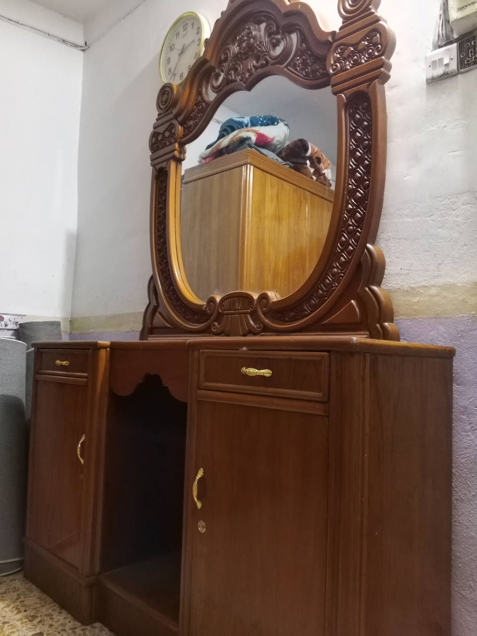 سلام عليكم  غرفه للبيع 5
بيبان  كامله رقم الهاتف  ***********
