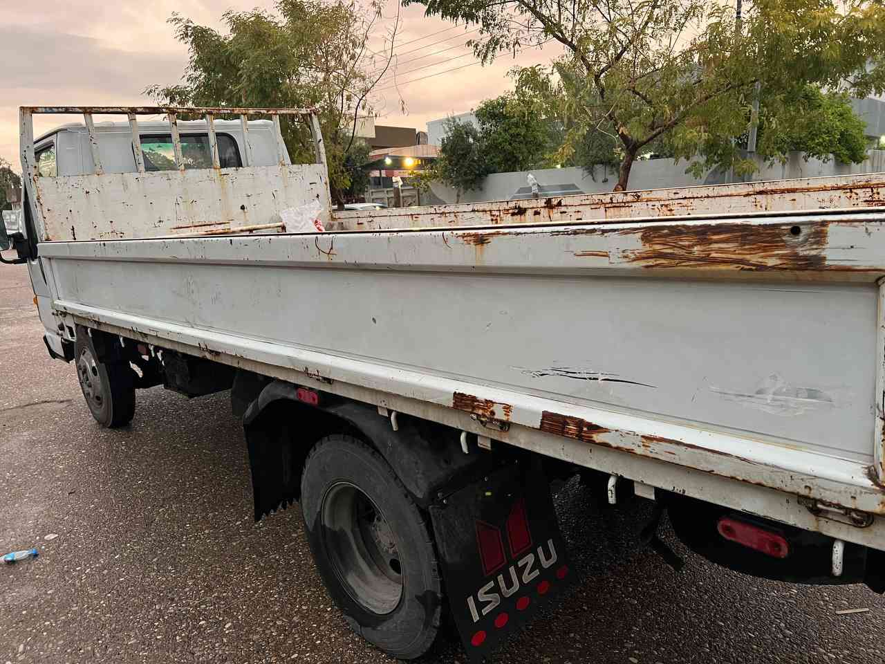 كنتر ازوز موديل94 رقم بغداد سنويه ساقطه ب19 مسجله بالسنويه بدي كرين غرامات مصفره شاصي وكير بشرط محرك لابخار ولاصرف كهربائيات شغاله طول البدي طول البدي 5متر التايرات الأماميه جوبلس وياها محجر 
مكان السياره كركوك السعر 90
***********
