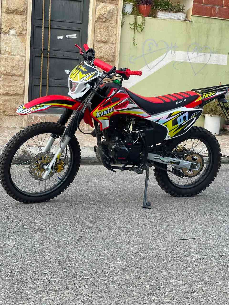 سەرەتا بەناوی خودا kawiar مەکینە 200cc مانتۆڕەکە سفڕە دوو مانگە دەرهێنراوە هەموو گیانی بەشەرتە  دەسکە کلاج و گێڕ قەپاخ بەنزینی سپۆڕتی بۆ بەستراوە کامل ئەشیای خۆی لەگەڵە ئاوێنە درعی سەر دەسکە کلاج کڵاوێکی قەفازی لەگەڵە 
شوێن هەولێر :*********** 

بسم الله الرحمن الرحيم
دراجة Kawiar 200cc.
الدراجة جديدة، مستعملة لمدة شهرين فقط. جميع أجزائها أصلية. تم تركيب مقبض كلتش (الكلج) رياضي، وناقل الحركة، وغطاء خزان الوقود الرياضي. جميع القطع الأصلية موجودة معها، بالإضافة إلى المرايا، وواقي مقبض الكلتش، وخوذة وقفازات.
الموقع: أربيل
📞 ***********

