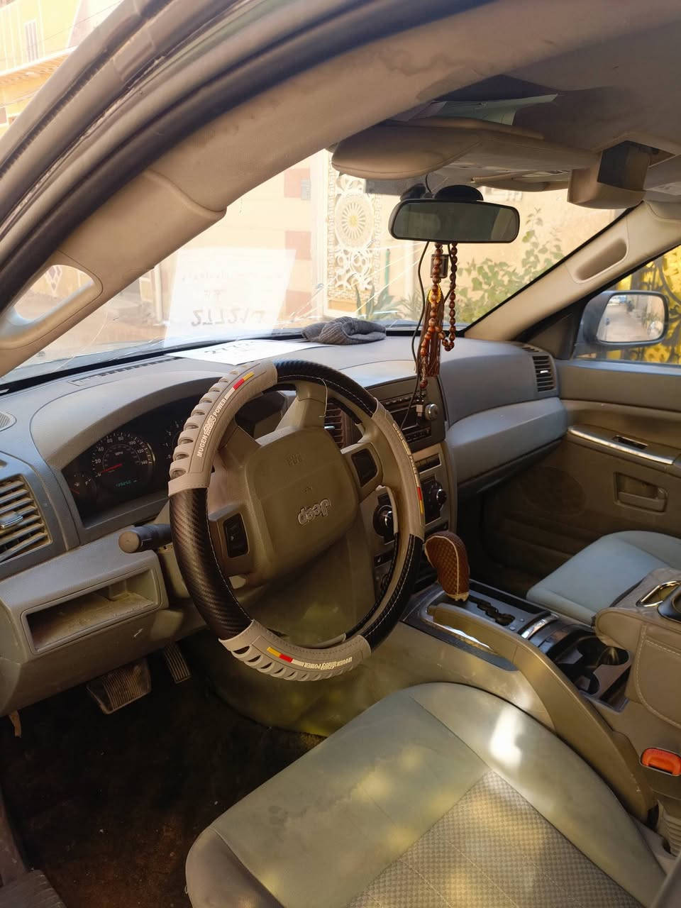 السلام عليكم ورحمه الله وبركاته عندي سياره جيب لاريدو موديل 8سياره لون اسود محرك وكير فول 6سلندر الاتصال على الارقام التاليه مكان كربلاء المقدسة 
***********
***********
