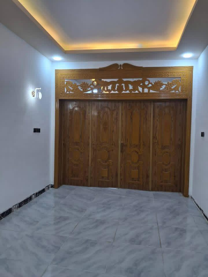 #للبيع_دار_نظام_أقساط_شهرية

المساحة: 125 متر مربع

السند: 25 (طابو زراعي أقرار محكمه)

السعر: 44 مليون دينار عراقي (مع المجال) - البيع مستعجل بسعر النقد

شروط الدفع:

مقدمة: 20 مليون دينار عراقي

قسط شهري: 500 ألف دينار عراقي (قفل)

المواصفات:

غرفتين نوم

صالة مطبخ صحيات عدد 2 استقبال كراج كبير

مكشوفة عدد 2

ماء كهرباء قريب من سوق ومدارس

تبليط ( عرض 10 م)

الموقع:

نجف شارع الصب عمود 317 سوك الحمداني

للتواصل:

***********
