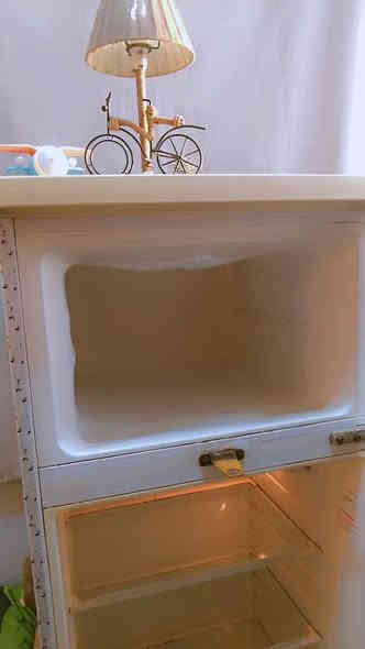 السلام عليكم عندي ثلاجة للبيع تبريد لفريزر شغال وتبريد الثلاجة الجوةشغال نظيفة مابيها اي عطل 
الرقم ***********
