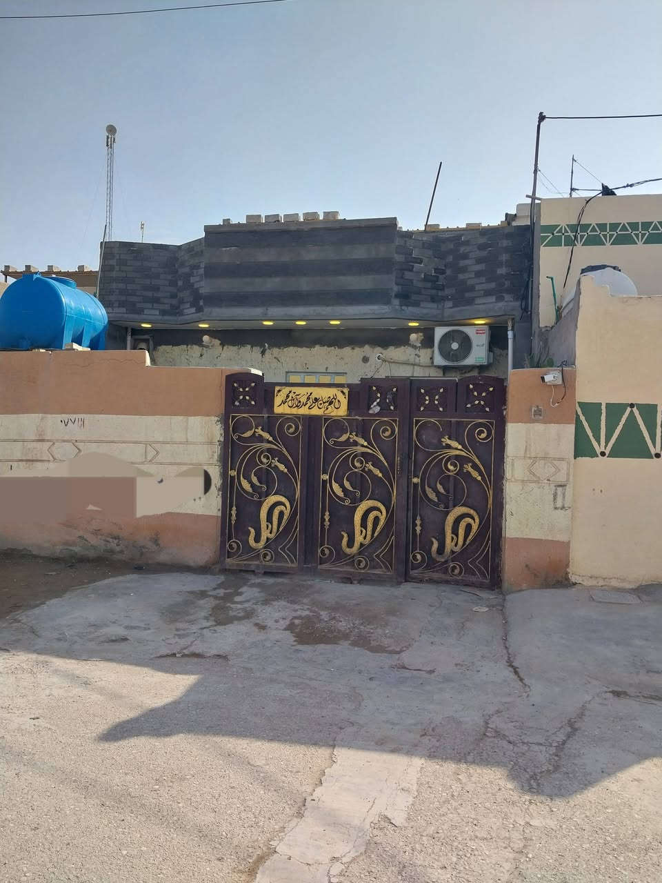 السلام عليكم ورحمه الله وبركاته من رخصه الادمن بيت للبيع مساحه 150 منطقه علي الحامد قرب الامام التاج الدين البيت غرفتين نوم جوه وغرفتين هيكل فوق***********
