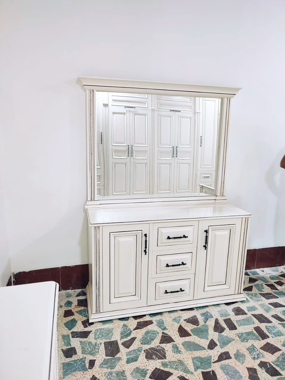 صُنعت بأعلى معايير الجودة والأتقان..بتفاصيلها الهادئة كونت رونق وذوق بديع..هي غرفة النوم
                     🏰القـــلعــــه🏰
التفاصيل 
1🪚 كنتور 6باب ملحق طول 3 متر ونص  ارتفاع 2 متر و80 
عمق 60

2🪚سرير 2نفر 180×200 مع 2كومدي يحتوي على 3 مجرات هايدروليك 

3🪚ميز مرايه عرض 130 ارتفاع 180 عمق 45

4🪚دراور 5 مجرات هايدروليك   طول 80 ارتفاع 110
عمق ٤٥ 
اصباغ حراريه ماركه تركيا لون اوف وايت  تعتيق حراري بني   
نقوش بالكامل زان روماني 
كبس خشب الماني 
نضام خسف 
          للاستفسار الاتصال على الرقم 
                ***********
                او مراسلة الصفحه 
                  #بكر_النجار
