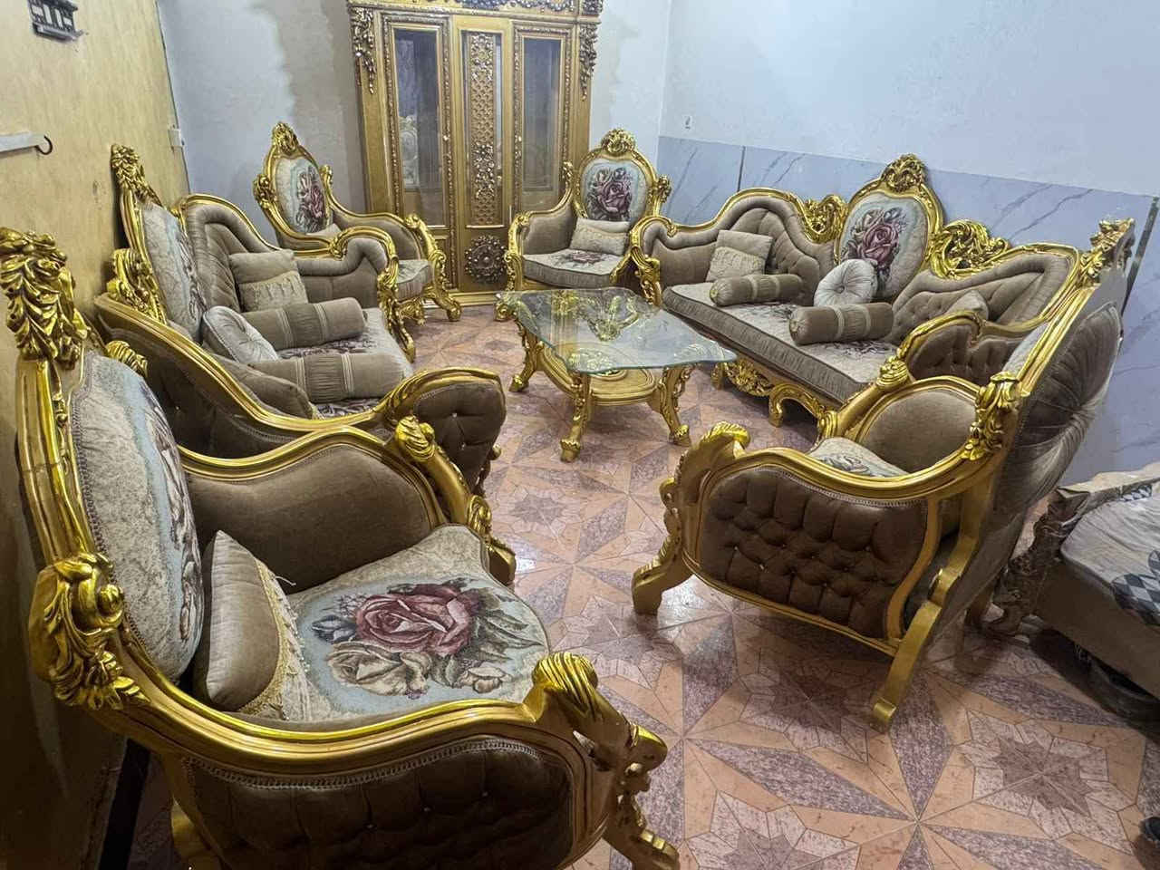 تخم زان مصري استيراد خاص ١٢ مقعد مع ميز وسطي اخو الجديدطلاء ورق ذهب***********
