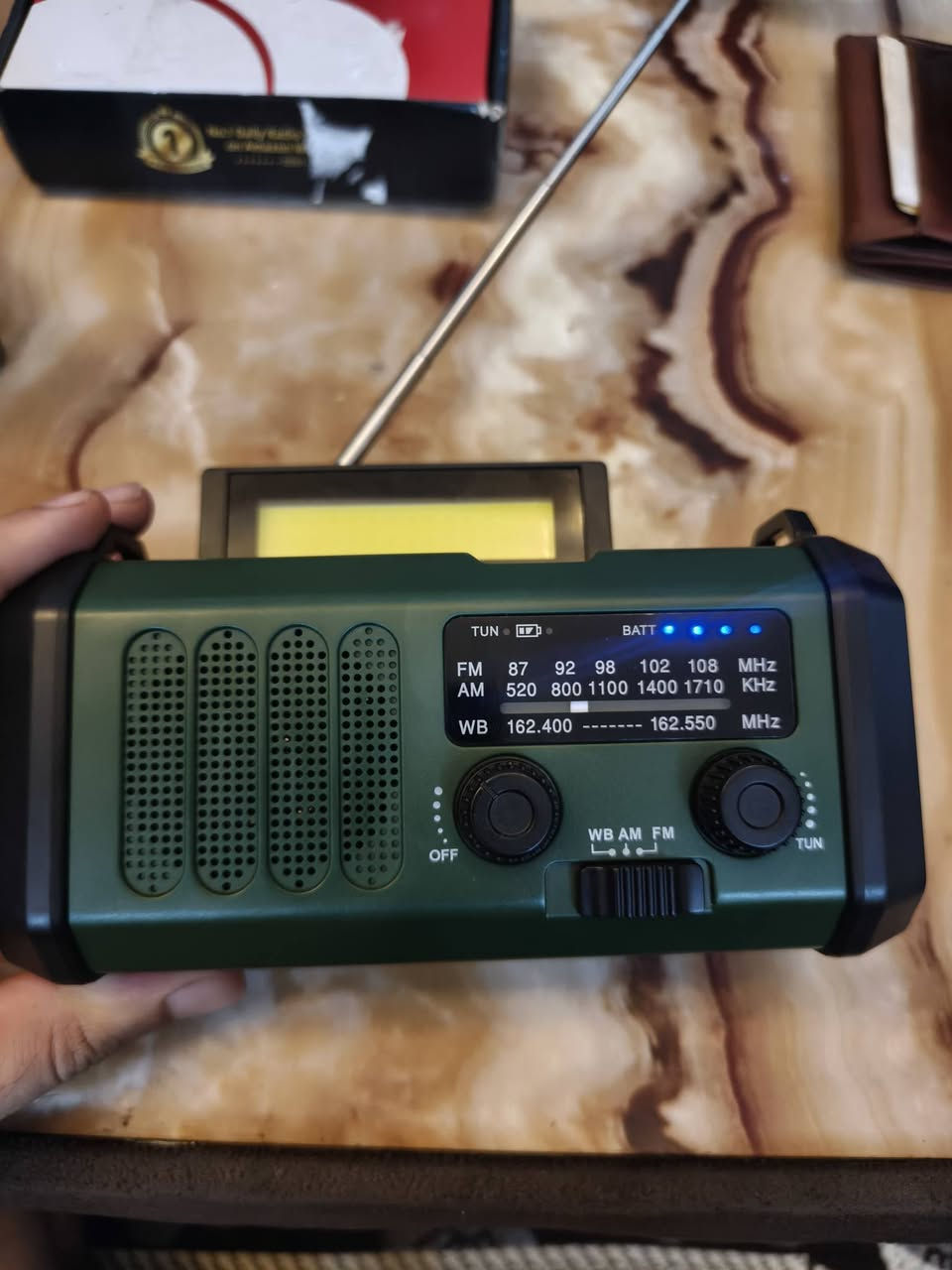 📻 **للبيع راديو الطوارئ المتعدد الوظائف MODEL: XSY330** 📻🔥
✨ **المواصفات:** ✨
 * 📡 يدعم موجات **AM / FM / WB**
 * 🔋 بطارية ضخمة بسعة **10000mAh** (تستخدم كباور بانك لشحن الهواتف)
 * ☀️ يدعم الشحن بالطاقة الشمسية **Solar Power**
 * 🔄 يدعم الشحن اليدوي عن طريق الدينامو **Hand Crank**
 * 🔌 يدعم الشحن السريع منفذ **Type-C**
 * 🔦 يحتوي على إضاءة مدمجة قوية (لايت شحن **Flashlight** + ضوء قراءة **Reading Lamp**)
 * 🚨 يحتوي على إنذار طوارئ **SOS Siren**
 * 🧭 يحتوي على بوصلة مدمجة لتهدئة الاتجاهات
📦 **الملحقات:** 📦
 * 🔌 كابل شحن **Type-C**
 * 🎗️ حمالة مخصصة للحمل والتعليق
📥 **للاستفسار عن السعر تفضل خاص وبخدمتك** 🤝✨


**إذا كنت صاحب هذا الإعلان وتريد حذفه لأي سبب، رجاءا أرسل رسالة إلى الدعم الفني**