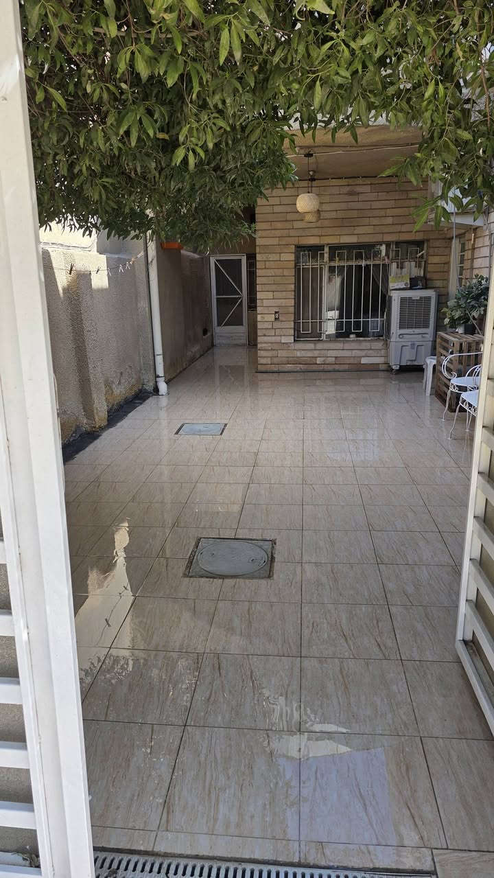 بيت ٢٠٠ متر بسعر ٣٨٥
بيت ومشتمل للبيع في الغزالية شارع الضغط

المساحة ٢٠٠ متر بيت جدا جدا نضيف والصور واضحة
الواجهة ١٠ متر النزال ٢٠

الطابق الارضي من البيت يتكون
 من كراج كبير ومطابخ عدد ٢ حار وبارد
وصالة كبيرة وغرفة نوم وحولي 
والطابق الثاني غرفتين نوم

المشتمل يتكون 
من صالة كبيرة مع مطبخ مفتوح وصحيات
والطابق الاول يتكون من ثلاث غرف نوم مع 
صحيات

ملاحظة البيت عن المشتمل مفروز فقط بيبان خشب 
يعني من الممكن فتح البيبان ويصبح بيت واحد
السعر ٣٨٥ مليون وبيه مجال بسيط
للاستفسار اكثر اتصل على الرقم ***********

الموقعالغزالية قريب نهاية شارع الضغط فرع الحديقة او الموكب على جهة يسار شارع الضغط الشارع المؤدي الى جامع السيدة زينب البيت الثالث
