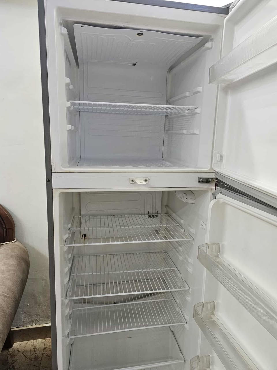 سلام عليكم ثلاجة للبيع مرتبة للبيع السعر 210 الف و بيها مجال قليل للاتصال على *********** مكاني بغداد الدورة
