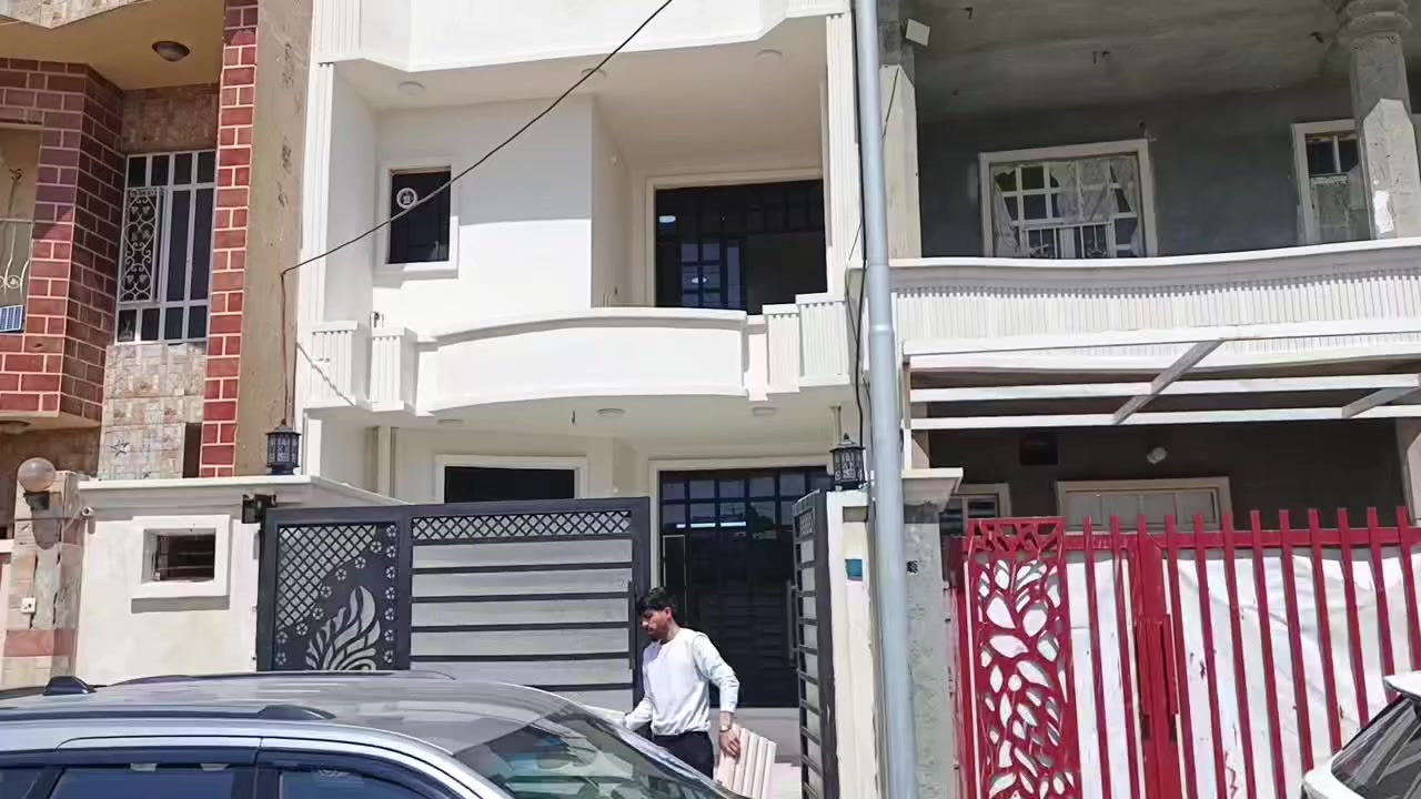 بيت للبيع في حي لعسكري طابو صرف مساحة ١٠٠ متر سعر ١٢٠ بي مجال للاستفسار مكتب الحمداني مقابل مطعم حجي حسين ***********
