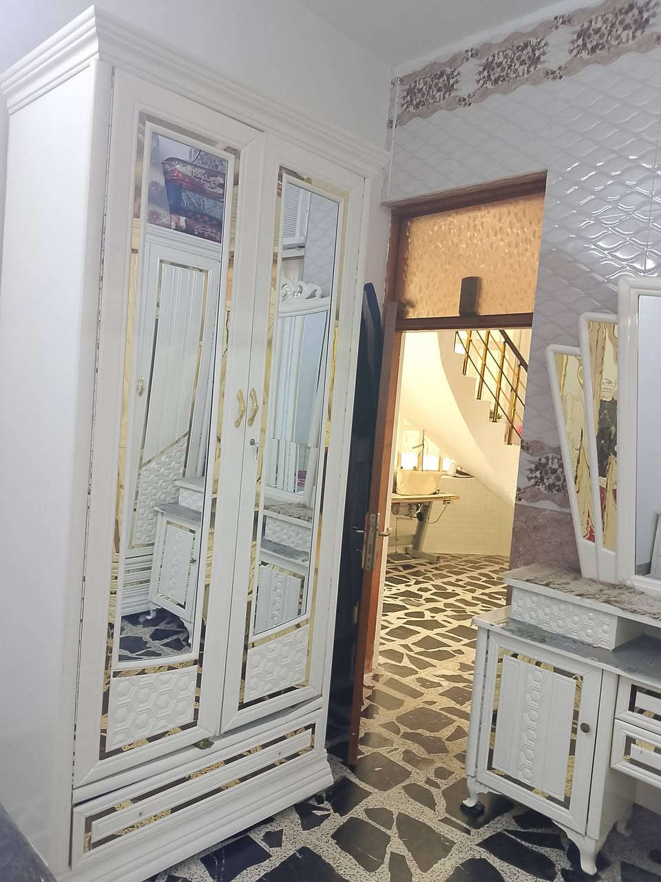 غرفة أخشاب للبيع مستعملة قليل عراقية صبغ حراري المكان العبيدي الرئاسة شارع 20 رقم الهاتف ***********
