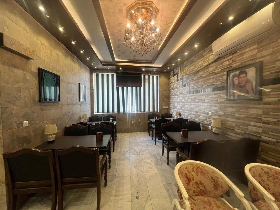 للبيع للاستفسار
***********
ميز مع اربع كراسي ١٥٠ الف 
الكاشير ب ١٠٠ الف 
مجمدة عارضة كيك ٥٠٠ الف 
جدر كنتاكي ٥٠٠ الف 
متبقي خمسة ميز صاج 
٢٥ كرسي صاج 
٢ ميز صاج مفرد
