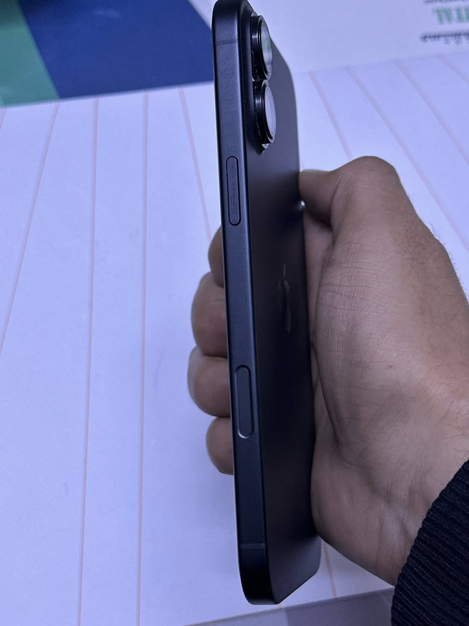 السلام عليكم ايفون 16 ( بلس ) مو العادي هذا البلس 128 كيكا بطارية ١٠٠ كامل الملحقات موجودة كارتونة وشاحنة وكفراتة وياه ومثل ما موجود بالصوره بي ضمان يخلص بشهر التاسع يعني باقي ٨ اشهر عالضمان الجهاز نظافتة مال جديد محافظ عليه كلش وهاي الصور كدامك وتجي تفحص وين متريد واخليك على راسي السعر ٩٧٥ بي مجال بسيط حك جيتك مكاني بغداد صليخ متواجد خاص + واتساب رقمي ***********
