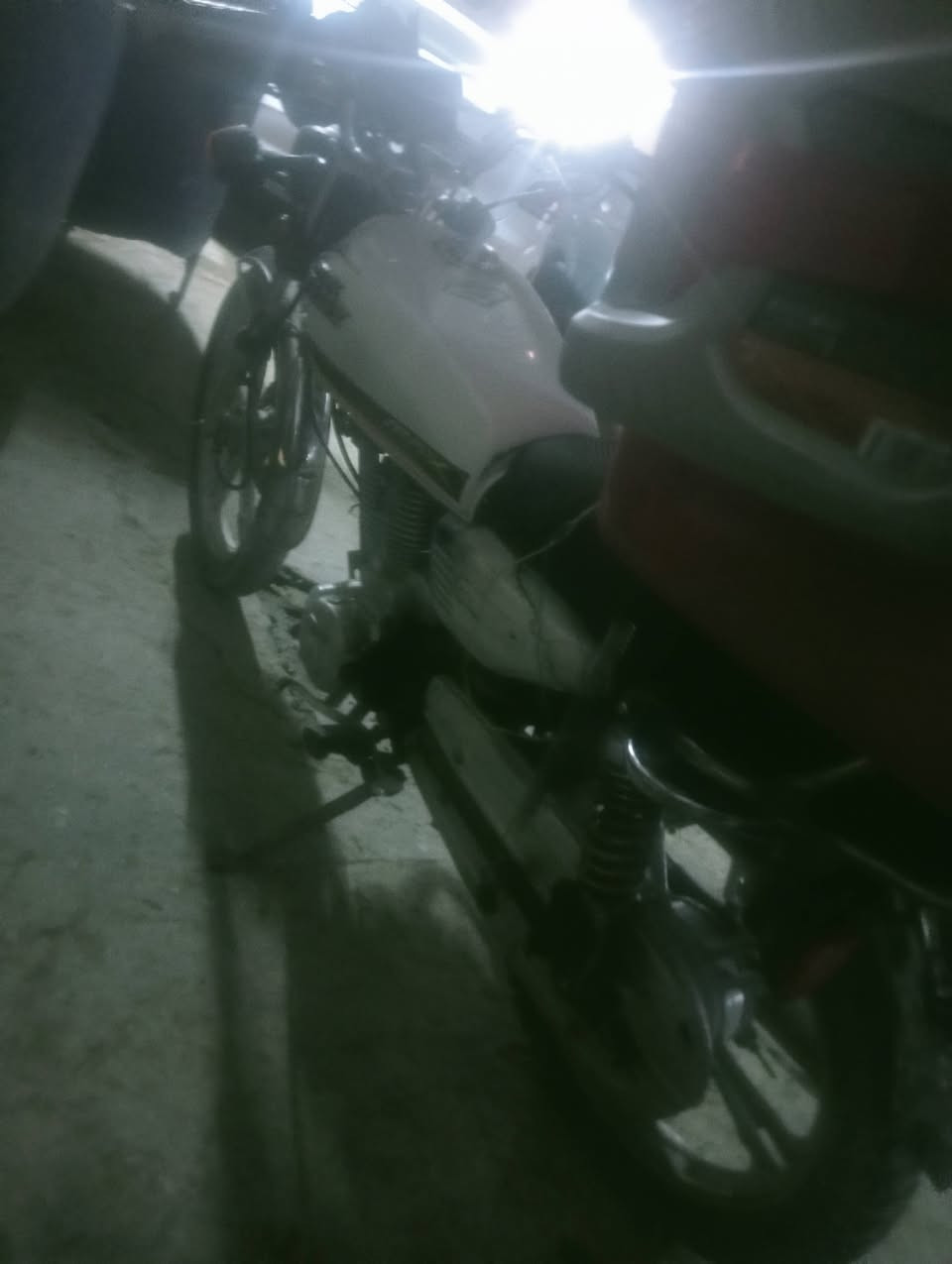 سيفان 5 كير موديل 22 دراجه نفس بالصوره مكينه حلوه ونشطه مكينه 150 سيسي كهرباءيات كلها شغاله باستثناء راجز سلف يرادله دراجته حلوه ومال شغل وبدون أوراق واكفلها الك من سرقه وعشاير السعر 500 الف وبيها مجال بسيط العنوان بغداد السيديه رقم الهاتف ***********
