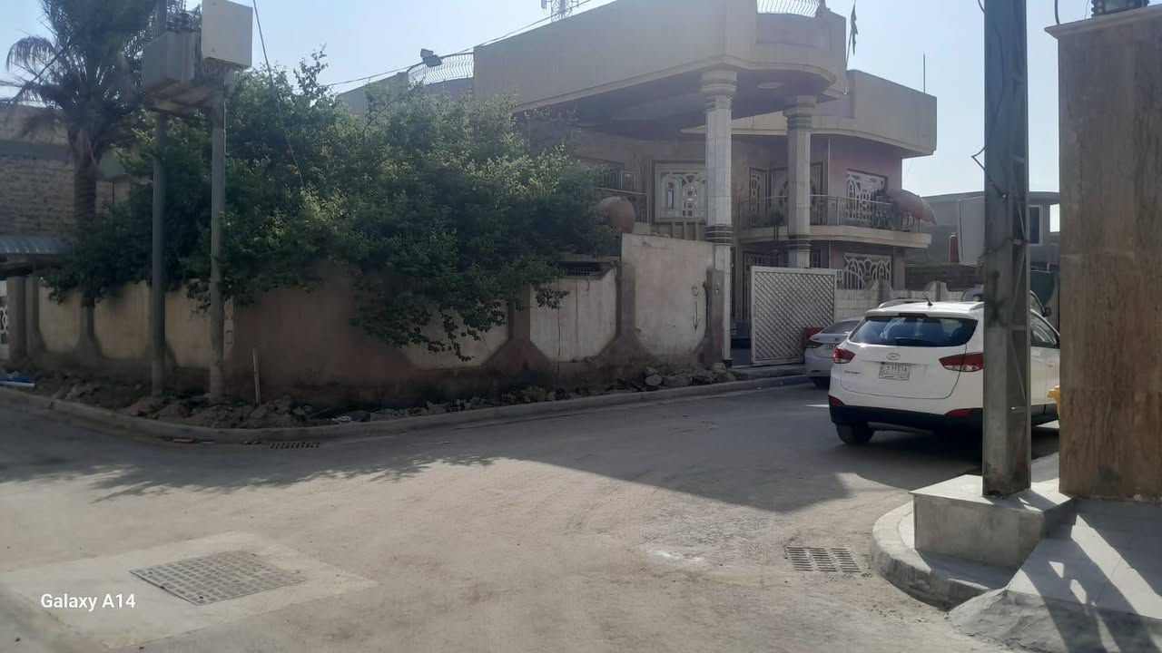 السلام عليكم بيت للبيع مساحته 360 متر طابو صرف حي الجامعه طابقين كما موضح في الصور  تفاصيل اكثر مكتب حكيم عبدالله للعقار والمقاولات *********** بي واتساب أو خاص موجود
