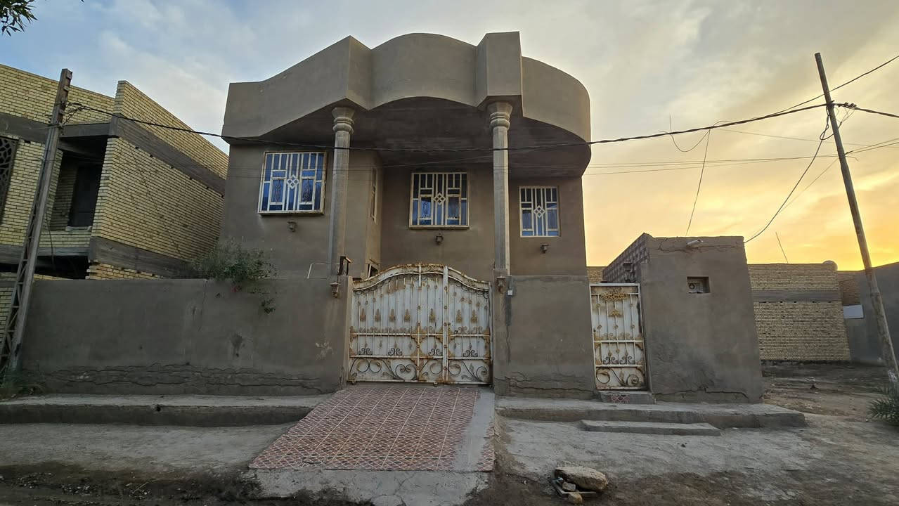 🏡 اعادة نشر نظراً للوعود الكاذبة.
بيت في حي الضباط - قضاء عفك

🔹 المساحة: 300 متر مربع
🔹 التصميم: طابقين (كونكريت مسلح)
🔹 سنة البناء: 2015
📍 الموقع المتميز:

· يطل على شارع فرعي مقابل مقامية قضاء عفك.
·  خلفه محطة بنزين قضاء عفك المركزية.

-الشارع مبلط مع كامل الخدمات من مجاري وانترنت ضوئي فايبر ٫ومنطقة هادئة و واجهة بالمدينة

🏠 تفاصيل البيت:
🔸 الطابق الأرضي:
· برانية (7×4 م)
· مطبخ (4×5 م)
· مجمع صحي خارجي

🔸 الطابق الأول:
· غرفتين (5.5×4 م لكل منهما)
· صالة واسعة (13×4 م)
· مجمع صحي داخلي
. طارمة كبيرة 

🔸 الطابق الثاني:
· غرفة كبيرة (7×4 م)
· غرفة أخرى (5×4 م)
· مخزن (3×3 م)
· سطح أول

🔸 الطابق الثالث:
· بيتونة + سطح إضافي

✅ البناء حديث وجاهز للسكن، تصميم عملي ومريح للعائلة.
✅ممكن ان يباع مع الاثاث ايضاً 
✅ البيت طابو صرف وحر لا يوجد علية اي ديون .

📞 للاستفسار والتفاصيل:
· مراسلة خاصة عبر الصفحة.
· أو الاتصال مباشرة على الرقم: ***********

