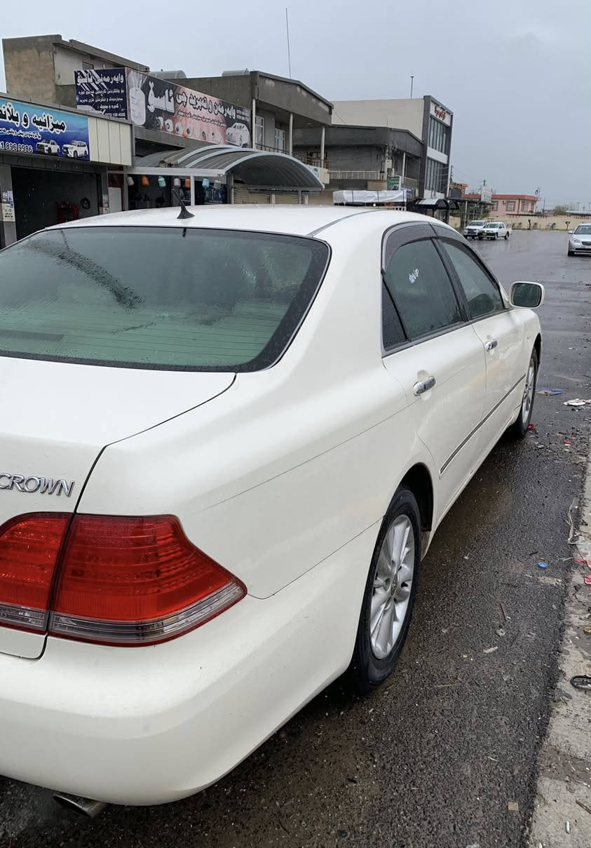 رۆیال ٢٠٠٥ #بڕاوە بچووک بە بچووک 
٣ دووگمە  پەردە 
گێر  مەکینە ئەکسل بەشەرت 
ناو زەرد سوکان فۆرمیکا 
بەسمە مەزبووت 
تعدی سرعە 
تەحەکوماتی سەر سوکان هەمووی  ئیش دەکات 
تەبرید سارد و گەرم مەزبووت 
سوکانی بۆشی نیە 
ناو زەرد 
سەقفی وەک شوشەیە 
پشت و پێش کەپس  
کەڤەر گۆراو دەعم بەشەرت 
برێکی تەنها عەیاری دەوێت سیمیشی لەسەرە 
بۆ سعر یا تەلەفون بکە یا نامە بنێرە سەیارە مالانە هی مەعرەز نیە  
ژم *********** شوێن #حاجیاوا رانیە
