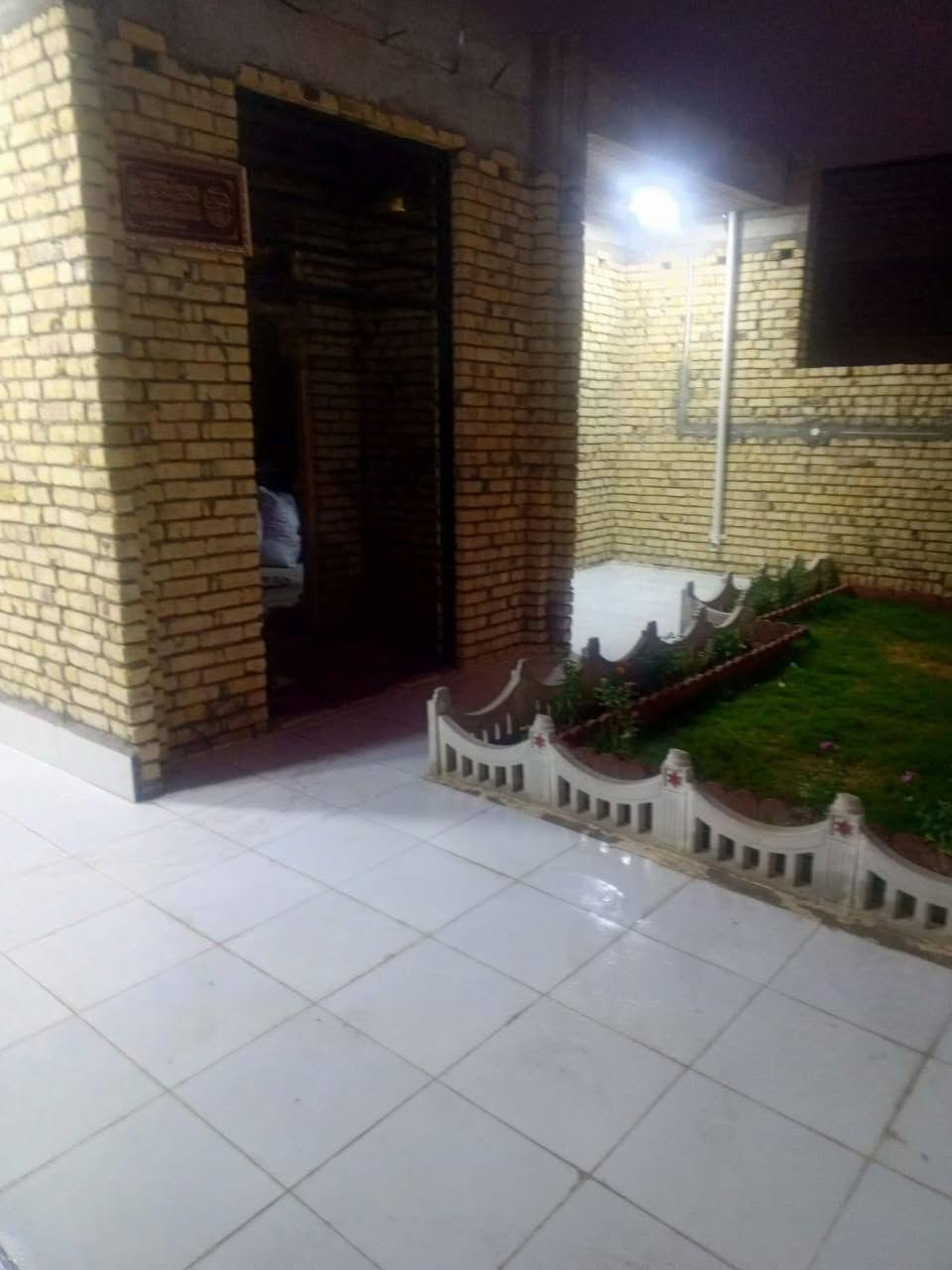 السلام عليكم بيت للبيع كوت حي الحكيم مساحه 200 نزلت علي الامير يبعد عن الشارع 150 متر***********
