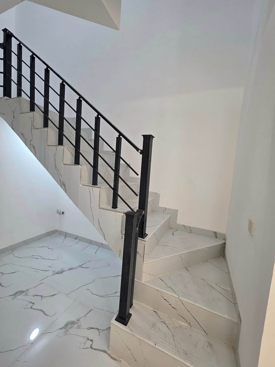 بيتان متجاورتان جديدتان صفر غير مسكون   للبيع
طابو_باسم شخص واحد للبيع 
مساحة كل البيت ١٢٠ متر
🌷🌴 مواصفات (نظام دكت مركزي |نظام الكاميرات | سقوف المغربية | استربول)
يتكون البيت من الطابقين طابق الاول يحتوي على (غرفة الضيف/غرفة النوم /مطبخ بارد و حار/ صحيات/هول داخلي/كراج )
اما الطابق الثاني يحتوي على (غرفتين نوم/صحيات/حوش خارجي)
علما بناء البيت من المواد درجة اولى 

موقع تسعين / بداية حي البعث قرب مدرسة حمزة بن عبد المطلب 

السعر بيت واحد ٢١٠ مليون 

***********☎️ كركوك, العراق
