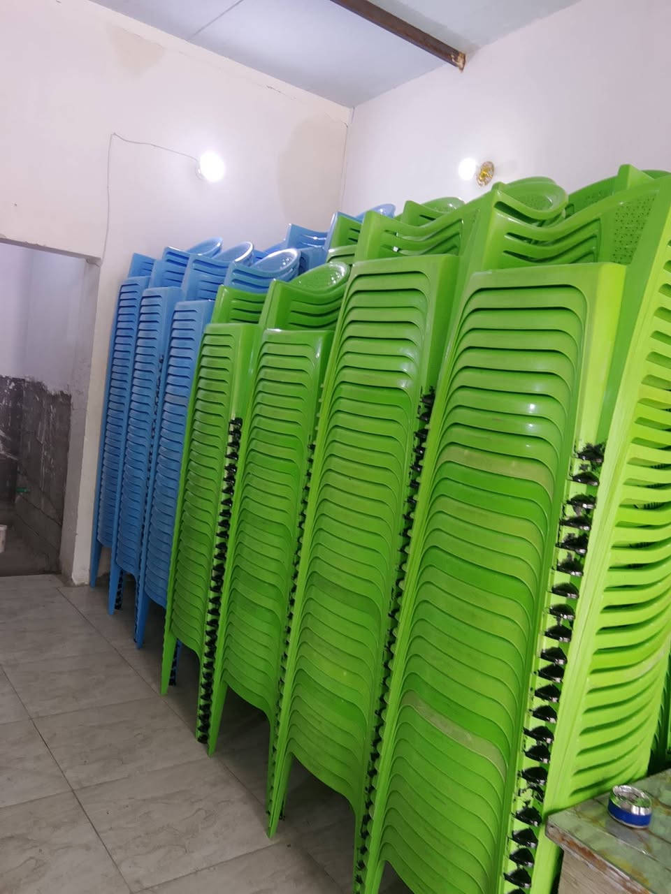 تتوفر غراض جديده ونضيفه للايجار توجد كراسي جديده بانواعها للايجار توجد كراسي بلون الاخضر ولون السمائي للايجار وتوجد كراسي فلات بلون الاخضر ولون الابيض للمناسبات والحفلات وتوجد طبلات بانواعها للايجار وتتوفر جميع الادوات الطبخ من كدوره وطباخات ومصافي وجفاجير وطشت للايجار وتوجد مبردات كبيرة وصغيرة ووسط للايجار وتوجد مغاسل كبيره ام تانكي للايجار وتوجد مولدات كاز كامه للايجار ومولدات بانزين للايجار وتوجد براميل بلاستك نضيفه للايجار ويوجد سيار كهرباء للايجار ويوجد عفريت للايجار تتوفر جميع مستلزمات المناسبات وحفلات والفواتح تتوفر في محلات الاخوين محلات ماجد حامد الكرغولي مكان المدائن سلمان باك تقاطع بانروما تقاطع ابو صابرين مقابيل معرض خالد زياره مجاور حاتم الدوشمجي يفتح المحل من ساعه سادسه صباحا الى الساعه السابعه مساء جميع الاغراض بأسعار مناسبة للاستفسار على رقم ***********///***********
