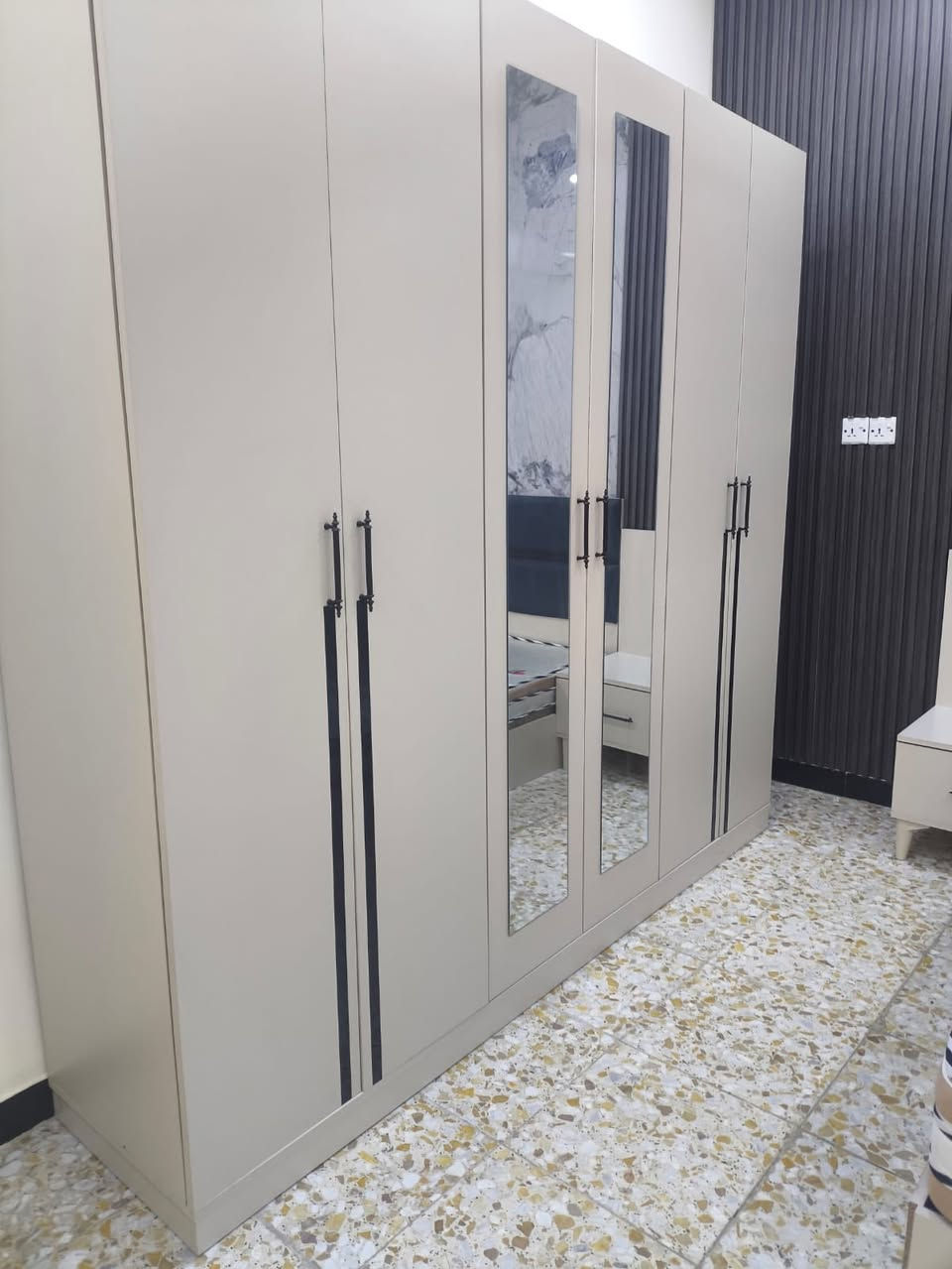 غرفة نوم للبيع نضيفه كلش  ***********
