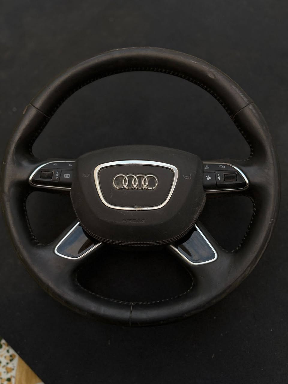 Audi Steering wheel
A4/A5/A6/A7/A8 

Airbag - paddle shaft 

🔥75 الف فقط

*********** 📞
