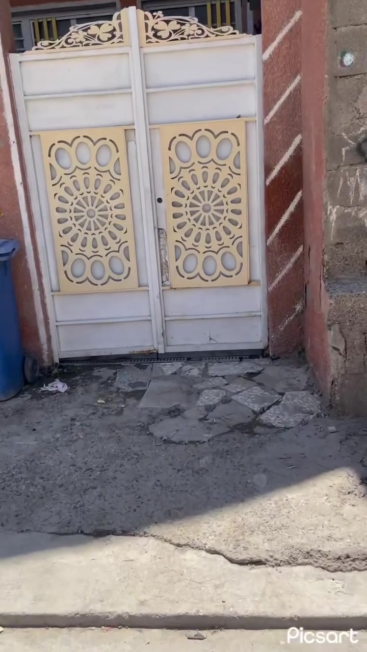 سلام عليكم بيت للبيع حي بساتين حي سلام100متر طابقين
طابق الاول سقبال وهول مبطبخ حار بارد وغرفه 2صيات وترك ارضيه بورسلين

طابق ثاني غرفتين ومطبخ وحمام ارضيه كاشي وفوك صطحين
وبيتونه 

بيت نضيف مثل مموضع بل فيديو مكان شارع مستوصف قرب انشياىيه ابو قاسم وقرب ابو احمد مضمد 

استفار اكثر ***********
