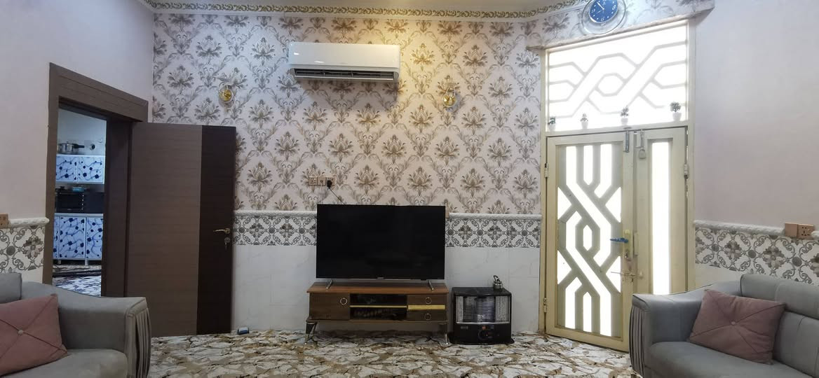 دارين للبيع او مراوس حسب القناعه خلف جامعة الصفوه

الدار الاول مساحه 180 متر ركن والدار الثاني 170 متر  بناء حديث درجه اولى بيت بصف بيت طابو زراعي 25 اقرار احنه صاحبين الارض الرسمي بستانه وقسمناه الامور القانونية يمنه كل بيت يحتوي على استقبال وصاله وغرفه وصحيات داخليه وخارجية ومناور عدد 2 وكراج وحديقه البيتين يبعد عن الحولي الجديد 100 متر وعن شارع الحر 250 متر وعن شارع الروضتين 200 متر يصلحن حسينيات او للاستثمار ايجار لطلاب الجامعه الصفوه 

للاستفسار 
***********/***********
